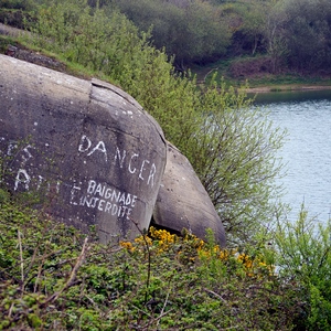 Bunker avec inscription baignade interdite danger plongeant dans l'eau - France  - collection de photos clin d'oeil, catégorie paysages